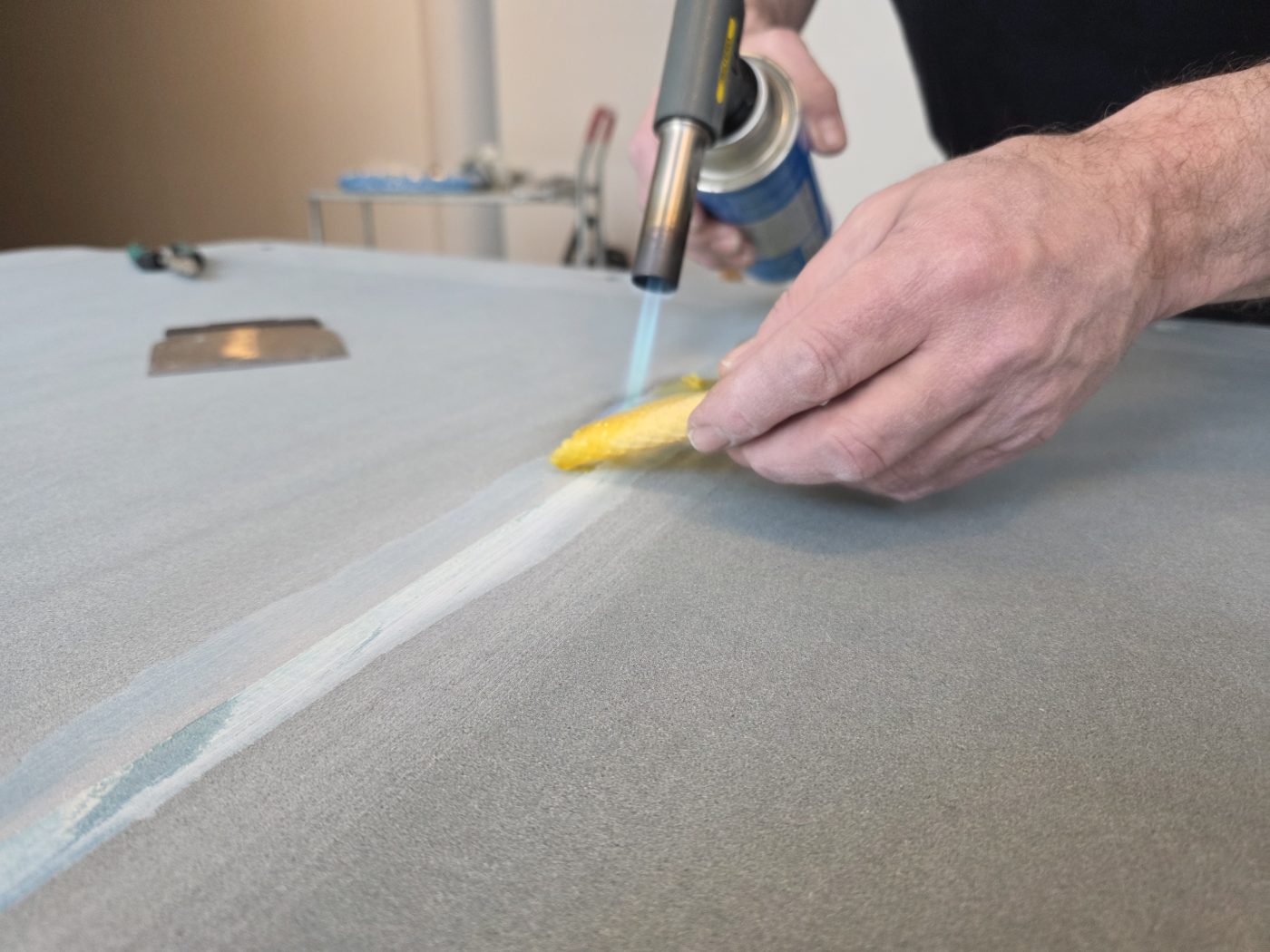 Närbild på skifferskarv som lagas vid renovering av biljardbord