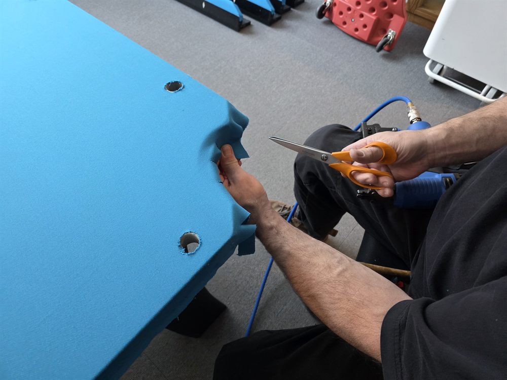 Reparation av biljardbord — ny duk klipps till