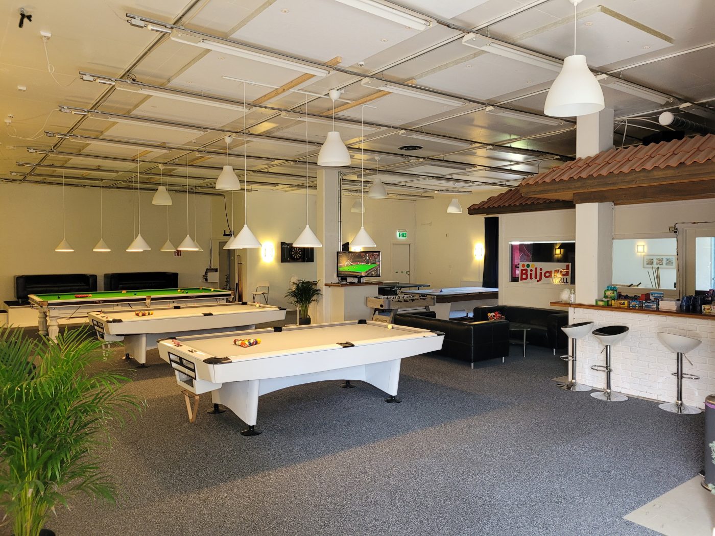 Interiör från showroom med biljardbord